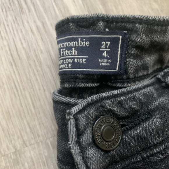SOLD Abercrombie & Fitch Jeans - Picture 5 of 7